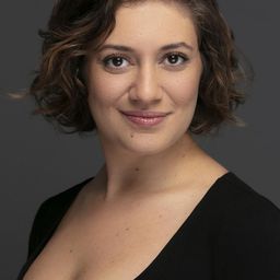 艾肯·柯普圖 飾演 Pakize