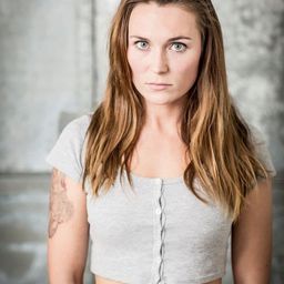 Charlotte Anne Bongaerts 飾演 Tina