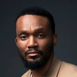 揚達·湯瑪斯 - Umjolo：戀愛腦沒藥醫演員 飾演Zweli