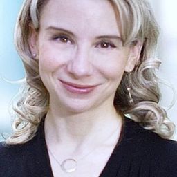 Sarah Saltzberg 飾演 Jo