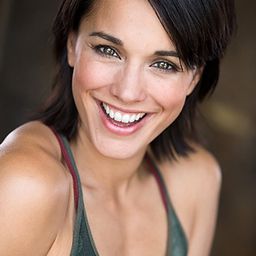 Anna Zielinski 飾演 Eve