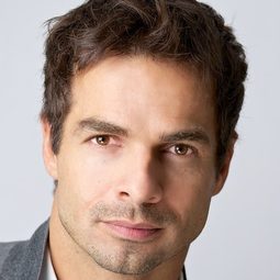 Yves Bright - 滑板少年演員 飾演Dr. Sheldon