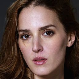 Amalia Kassai 飾演 Clarita