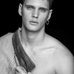 Joan Pedrola 飾演 Ex Gogó 1