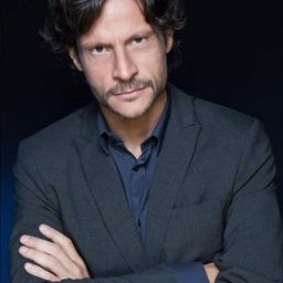 Andrea Sartoretti 飾演 Mancini