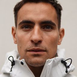 強納森·哈博 飾演 Dennis