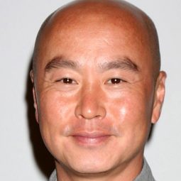 李升熙 - 校車裡的樂觀人生演員 飾演Father Chee