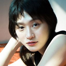 輿美咲 飾演 Kaoru