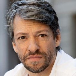 Ivan Mathias Petersson 飾演 Artem