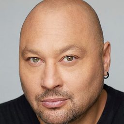 Bruce Del Castillo - 踏浪奔流演員 飾演Bus Passenger (uncredited)