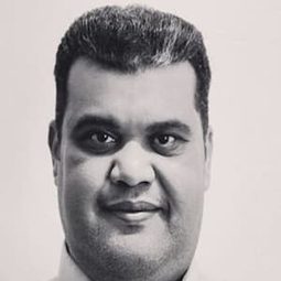 Ahmed Fathi 飾演 مختار العمري - سائق القطار