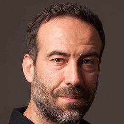 Șerban Pavlu - 少年詩人的心疤演員 飾演Dr. Ceafalan