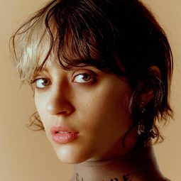Claire Pommet 飾演 Fleur, singer