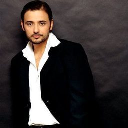 Siddharth Koirala 飾演 Anwar
