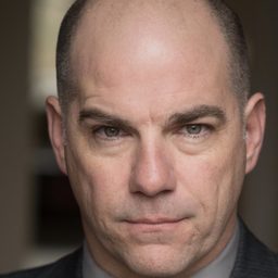 Anthony Reynolds 飾演 Ray