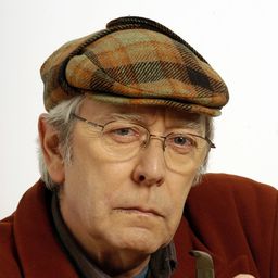 Ion Roxin 飾演 Cazacu