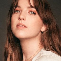 Aislinn Paul 飾演 Chloe