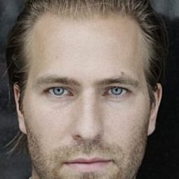 Andreas Vaehi - 瓊森幫：完美盜竊演員 飾演Vakt Jakob