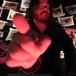 Federico Sfascia 飾演 Incappucciato