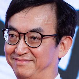 氷川竜介 飾演 Professeur à l’université de Meiji et expert en anime