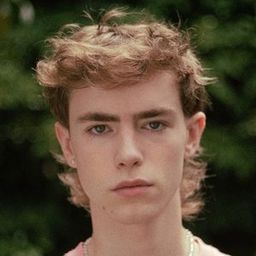 Victor Mermaz 飾演 Melvin