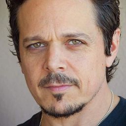 Gary Wolf 飾演 Snake