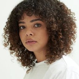 莉迪亞·威斯特 飾演 Lisa Scott