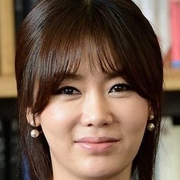 Seon-yeong Ahn 飾演 Female Professor