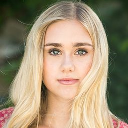 Emily Skinner 飾演 Nikki