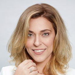 茱莉亞·拉貝羅 - 無濾真女子演員 飾演Barbara