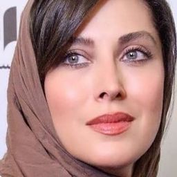 Mahtab Keramati 飾演 Varjavand (as Mahtab Karamati)