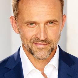 Cory Tucker 飾演 Charles