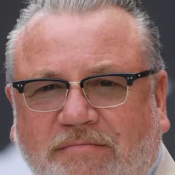 雷·溫斯頓 - nox: The Rob Knox Story演員 飾演Self