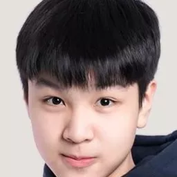 Suriyawit Thanomchaisanit 飾演 Mon