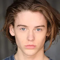 布里坦·道爾頓 飾演 Lo'ak