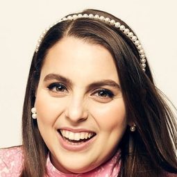 畢妮費絲坦 - 賤鄰2演員 飾演Nora