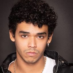 Luis Vegas 飾演 Orlando