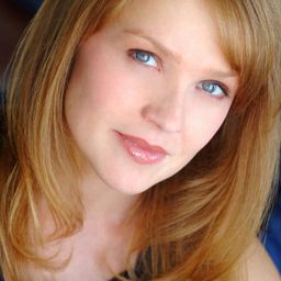 Henriette Ivanans 飾演 Mimi