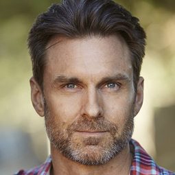 Jason Williams 飾演 Douglas Benson