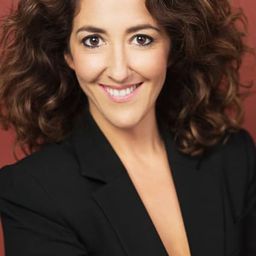 貝西·杜爾奈茲 飾演 Aurora