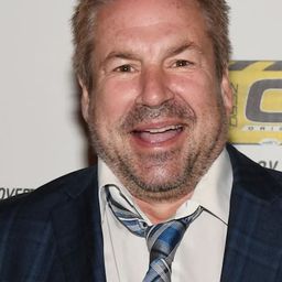 John Melendez 飾演 Thomas Burns