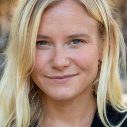 Ebba Hultkvist 飾演 Rineke