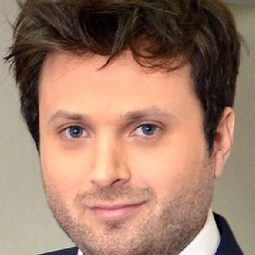 Dan Breitman 飾演 Mumi Singer