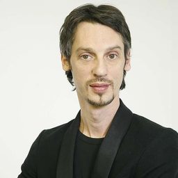 Ilya Bannik 飾演 King René