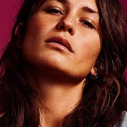 Emma Leth 飾演 Rebekka