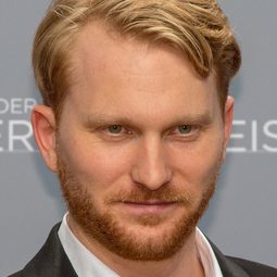 Lucas Prisor 飾演 Hannes