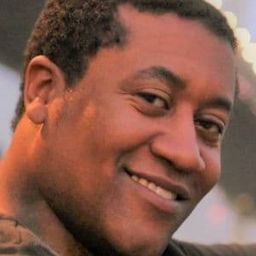 Tariq Rasheed 飾演 Neil Wilson