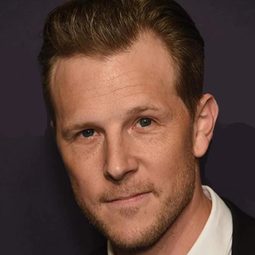 Shane Johnson 飾演 Clay