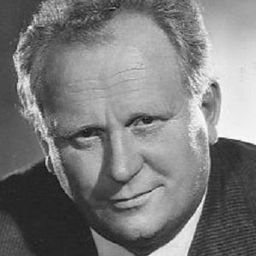 Gert Fröbe 飾演 Emil Claasen