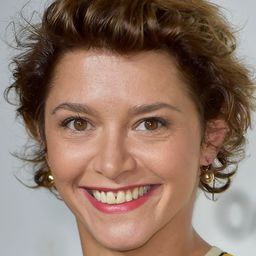 愛瑪·狄庫妮 飾演 Louisa